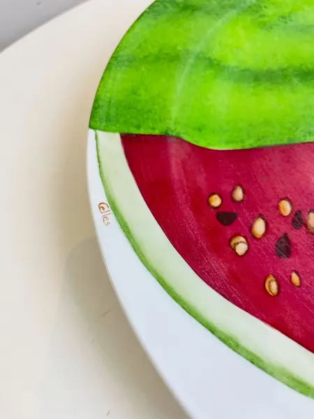 Foto de um(a) ​Grande prato em porcelana pintada a mão e assinado, da categoria de Pratos Decorativos. Grande prato em porcelana pintada a mão e assinado. Leves marcas do tempo e uso. Medidas: 33cm diâmetro. Mostrado de uma perspectiva diferente. Vendido no marketplace Trésors.