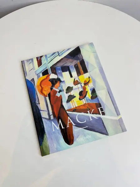 Foto de um(a) ​ Livro brochura em português da editora Taschen - Macke, da categoria de Livros. Livro brochura em português da editora Taschen. Estado de novo. 95 páginas. Mostrado de uma perspectiva diferente. Vendido no marketplace Trésors.