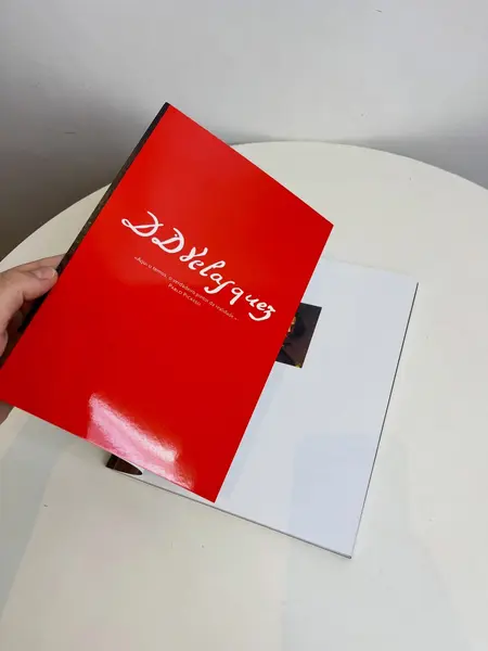 Foto de um(a) ​Livro brochura em português da editora Taschen - Velazquez, da categoria de Livros. Livro brochura em português da editora Taschen. Estado de novo. 95 páginas. Mostrado de uma perspectiva diferente. Vendido no marketplace Trésors.