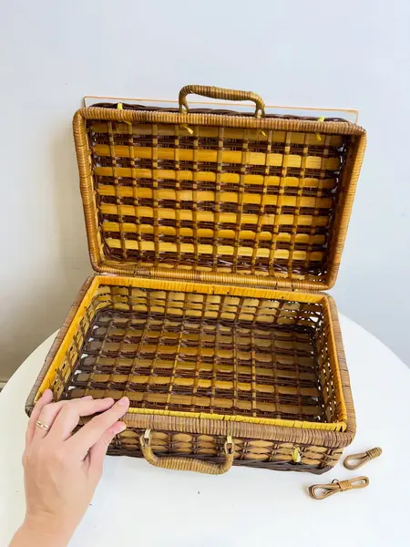 Foto de um(a) ​ Grade caixa em material natural com tampa em porcelana pintada a mão, assinada, da categoria de Cestos e Caixas. Grade caixa em material natural com tampa em porcelana pintada a mão, assinada. O material que segura os fechos está... Mostrado de uma perspectiva diferente. Vendido no marketplace Trésors.