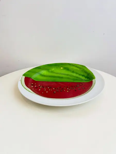 Foto de um(a) ​Grande prato em porcelana pintada a mão e assinado, da categoria de Pratos Decorativos. Grande prato em porcelana pintada a mão e assinado. Leves marcas do tempo e uso. Medidas: 33cm diâmetro. Mostrado de uma perspectiva diferente. Vendido no marketplace Trésors.