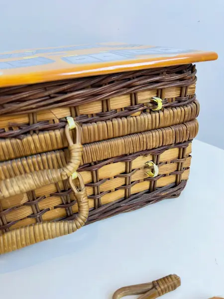 Foto de um(a) ​ Grade caixa em material natural com tampa em porcelana pintada a mão, assinada, da categoria de Cestos e Caixas. Grade caixa em material natural com tampa em porcelana pintada a mão, assinada. O material que segura os fechos está... Mostrado de uma perspectiva diferente. Vendido no marketplace Trésors.