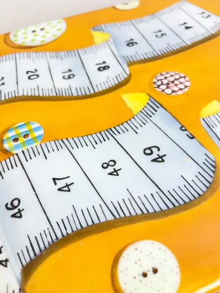 Foto de um(a) ​ Grade caixa em material natural com tampa em porcelana pintada a mão, assinada, da categoria de Cestos e Caixas. Grade caixa em material natural com tampa em porcelana pintada a mão, assinada. O material que segura os fechos está... Mostrado de uma perspectiva diferente. Vendido no marketplace Trésors.