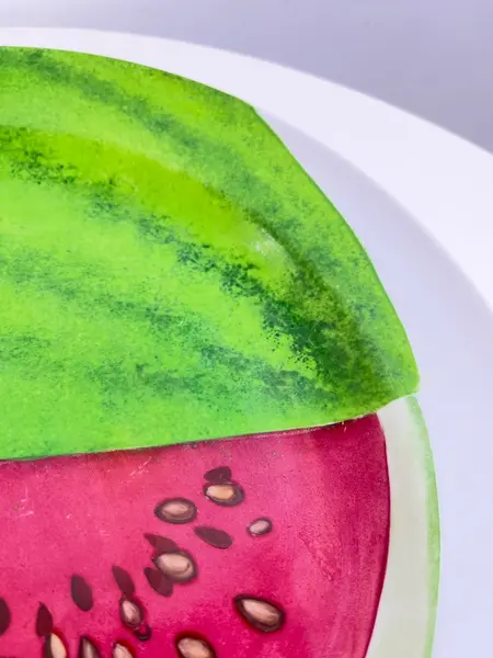 Foto de um(a) ​Grande prato em porcelana pintada a mão e assinado, da categoria de Pratos Decorativos. Grande prato em porcelana pintada a mão e assinado. Leves marcas do tempo e uso. Medidas: 33cm diâmetro. Mostrado de uma perspectiva diferente. Vendido no marketplace Trésors.