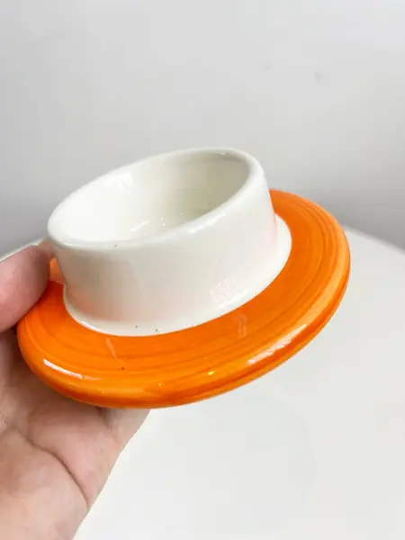 Foto de um(a) ​Pequena manteigueira ou porta geleia em porcelana pintada a mão, da categoria de Garrafas, potes e jarros. Pequena manteigueira ou porta geleia em porcelana pintada a mão. Assinada. Leves marcas do tempo e uso. Medidas: 8x11. Mostrado de uma perspectiva diferente. Vendido no marketplace Trésors.