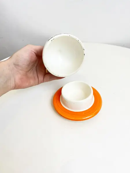 Foto de um(a) ​Pequena manteigueira ou porta geleia em porcelana pintada a mão, da categoria de Garrafas, potes e jarros. Pequena manteigueira ou porta geleia em porcelana pintada a mão. Assinada. Leves marcas do tempo e uso. Medidas: 8x11. Mostrado de uma perspectiva diferente. Vendido no marketplace Trésors.