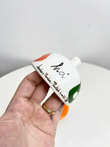 Foto de um(a) ​Pequena manteigueira ou porta geleia em porcelana pintada a mão, da categoria de Garrafas, potes e jarros. Pequena manteigueira ou porta geleia em porcelana pintada a mão. Assinada. Leves marcas do tempo e uso. Medidas: 8x11. Mostrado de uma perspectiva diferente. Vendido no marketplace Trésors.