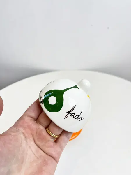 Foto de um(a) ​Pequena manteigueira ou porta geleia em porcelana pintada a mão, da categoria de Garrafas, potes e jarros. Pequena manteigueira ou porta geleia em porcelana pintada a mão. Assinada. Leves marcas do tempo e uso. Medidas: 8x11. Mostrado de uma perspectiva diferente. Vendido no marketplace Trésors.