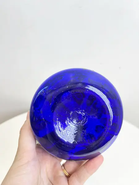 Foto de um(a) ​Jarra oriental em vidro azul, da categoria de Garrafas, potes e jarros. Jarra oriental em vidro azul, pintada a mão. Mínimas marcas do tempo e uso. Medidas: 25x11cm. Mostrado de uma perspectiva diferente. Vendido no marketplace Trésors.