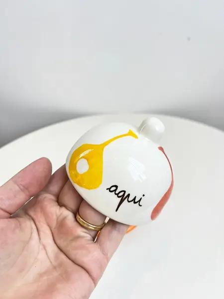 Foto de um(a) ​Pequena manteigueira ou porta geleia em porcelana pintada a mão, da categoria de Garrafas, potes e jarros. Pequena manteigueira ou porta geleia em porcelana pintada a mão. Assinada. Leves marcas do tempo e uso. Medidas: 8x11. Mostrado de uma perspectiva diferente. Vendido no marketplace Trésors.