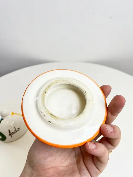 Foto de um(a) ​Pequena manteigueira ou porta geleia em porcelana pintada a mão, da categoria de Garrafas, potes e jarros. Pequena manteigueira ou porta geleia em porcelana pintada a mão. Assinada. Leves marcas do tempo e uso. Medidas: 8x11. Mostrado de uma perspectiva diferente. Vendido no marketplace Trésors.