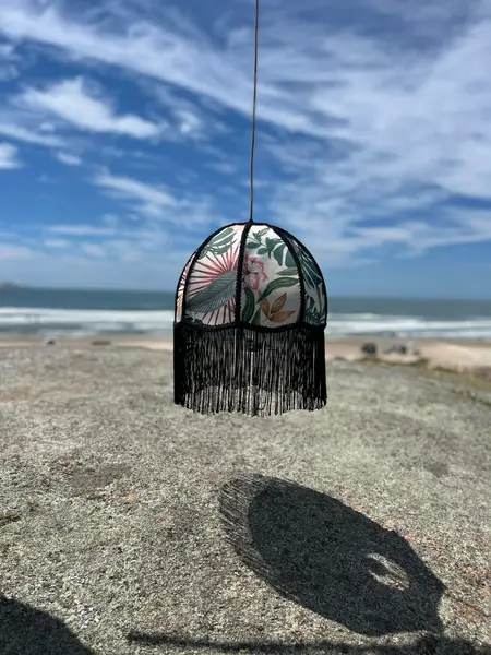 Foto de um(a) Lustre Pendente Salina, da categoria de Lustres. Uma peça artesanal que une arte e durabilidade. Sua estrutura em aço inox garante resistência, enquanto o revestimento em... Mostrado de uma perspectiva diferente. Vendido no marketplace Trésors.