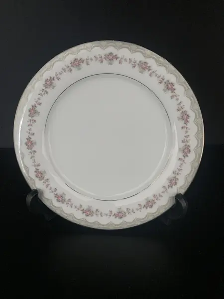Foto de um(a) Aparelho de jantar Noritake 26 peças, da categoria de Jogos de pratos. Aparelho de jantar Noritake modelo Glenwood #5770, todas peças com friso em prata, sendo: 3 travessas, grande, média e... Mostrado de uma perspectiva diferente. Vendido no marketplace Trésors.