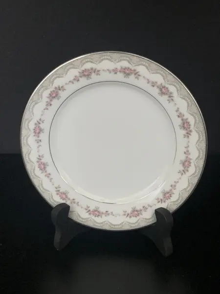 Foto de um(a) Aparelho de jantar Noritake 26 peças, da categoria de Jogos de pratos. Aparelho de jantar Noritake modelo Glenwood #5770, todas peças com friso em prata, sendo: 3 travessas, grande, média e... Mostrado de uma perspectiva diferente. Vendido no marketplace Trésors.