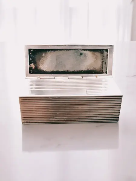 Foto de um(a) Antigo Porta Batom em Prata De Lei, da categoria de Produtos sem categoria. Porta-Batom em Prata 800 & Ametista: O Luxo nos Detalhes Porta-batom em prata italiana de teor 800. Este acessório é... Mostrado de uma perspectiva diferente. Vendido no marketplace Trésors.