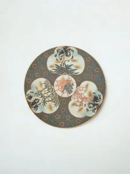 Foto de um(a) Antigo Prato Medalhão Oriental Porcelana Japonesa Séc. Xix. Policromado Oriental, da categoria de Pratos Decorativos. Esse lindo e grande prato medalhão é um belo exemplo de porcelana japonesa do final do século XIX ou início do século XX... Mostrado de uma perspectiva diferente. Vendido no marketplace Trésors.