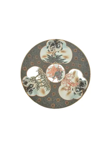 Foto de um(a) Antigo Prato Medalhão Oriental Porcelana Japonesa Séc. Xix. Policromado Oriental, da categoria de Pratos Decorativos. Esse lindo e grande prato medalhão é um belo exemplo de porcelana japonesa do final do século XIX ou início do século XX... Mostrado de uma perspectiva diferente. Vendido no marketplace Trésors.