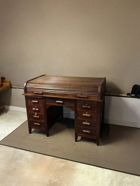 Foto de um(a) Escrivaninha Xerife Clássica, da categoria de Escrivaninhas e Mesas de escritório. Clássica escrivaninha estilo Xerife, uma verdadeira relíquia para quem valoriza elegância, história e qualidade. Peça em... Mostrado de uma perspectiva diferente. Vendido no marketplace Trésors.