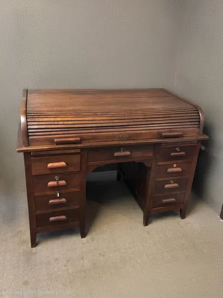 Foto de um(a) Escrivaninha Xerife Clássica, da categoria de Escrivaninhas e Mesas de escritório. Clássica escrivaninha estilo Xerife, uma verdadeira relíquia para quem valoriza elegância, história e qualidade. Peça em... Mostrado de uma perspectiva diferente. Vendido no marketplace Trésors.