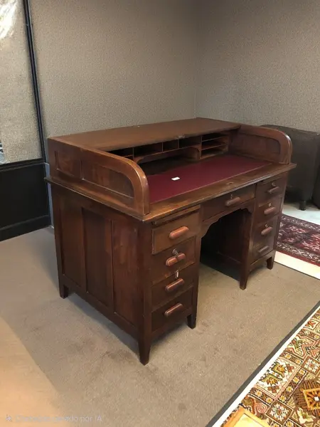 Foto de um(a) Escrivaninha Xerife Clássica, da categoria de Escrivaninhas e Mesas de escritório. Clássica escrivaninha estilo Xerife, uma verdadeira relíquia para quem valoriza elegância, história e qualidade. Peça em... Mostrado de uma perspectiva diferente. Vendido no marketplace Trésors.