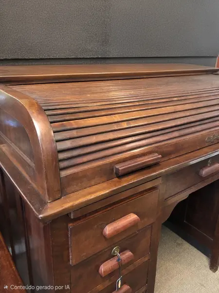 Foto de um(a) Escrivaninha Xerife Clássica, da categoria de Escrivaninhas e Mesas de escritório. Clássica escrivaninha estilo Xerife, uma verdadeira relíquia para quem valoriza elegância, história e qualidade. Peça em... Mostrado de uma perspectiva diferente. Vendido no marketplace Trésors.