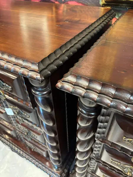 Foto de um(a) Cômoda Manuelino em Jacarandá – riqueza em entalhes e madeira nobre, da categoria de Cômodas e Sapateira. A Exuberância do Manuelino em sua Máxima Expressão Apresentamos esta Cômoda Manuelino, verdadeira joia da marcenaria... Mostrado de uma perspectiva diferente. Vendido no marketplace Trésors.