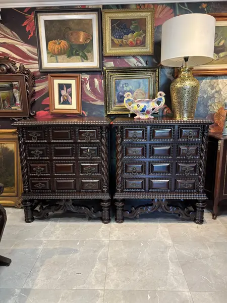 Foto de um(a) Cômoda Manuelino em Jacarandá – riqueza em entalhes e madeira nobre, da categoria de Cômodas e Sapateira. A Exuberância do Manuelino em sua Máxima Expressão Apresentamos esta Cômoda Manuelino, verdadeira joia da marcenaria... Mostrado de uma perspectiva diferente. Vendido no marketplace Trésors.