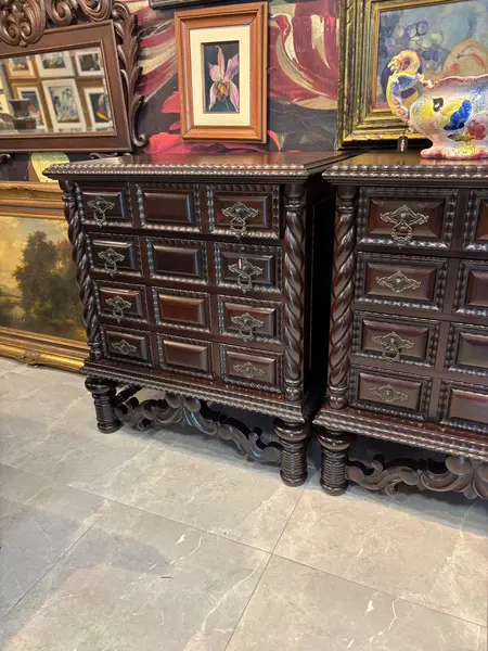 Foto de um(a) Cômoda Manuelino em Jacarandá – riqueza em entalhes e madeira nobre, da categoria de Cômodas e Sapateira. A Exuberância do Manuelino em sua Máxima Expressão Apresentamos esta Cômoda Manuelino, verdadeira joia da marcenaria... Mostrado de uma perspectiva diferente. Vendido no marketplace Trésors.