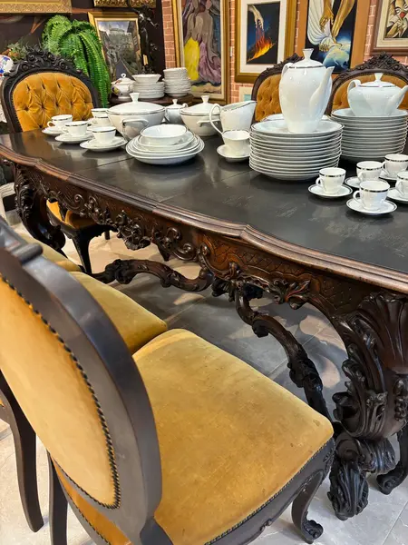 Foto de um(a) Jogo de Jantar Antigo em Imbuia Maciça Entalhada – Mesa com 6 Cadeiras e 2 Poltronas, da categoria de Conjunto de mesas e cadeiras. ** LOUÇAS NÃO INCLUSAS ** Magnífico jogo de jantar antigo, confeccionado em imbuia maciça entalhada, madeira nobre... Mostrado de uma perspectiva diferente. Vendido no marketplace Trésors.