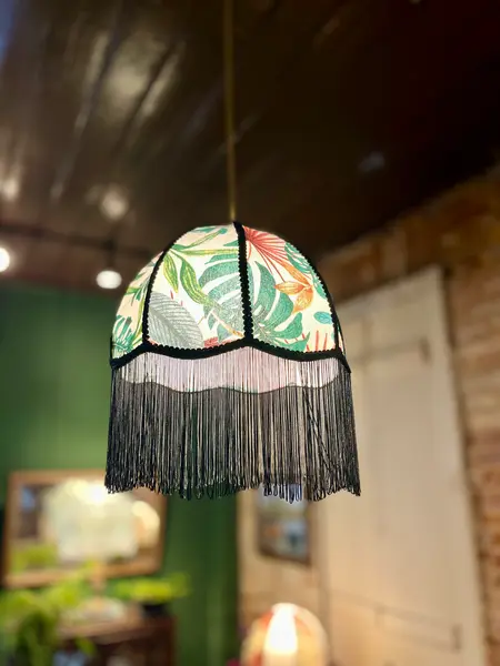 Foto de um(a) Lustre Pendente Salina, da categoria de Lustres. Uma peça artesanal que une arte e durabilidade. Sua estrutura em aço inox garante resistência, enquanto o revestimento em... Mostrado de uma perspectiva diferente. Vendido no marketplace Trésors.