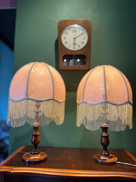 Foto de um(a) Par de abajures em madeira nobre, da categoria de Abajures. Par de Abajur Vigília – Sofisticação e elegância para sua decoração. Confeccionados em madeira Nobre com corpo torneado e... Mostrado de uma perspectiva diferente. Vendido no marketplace Trésors.