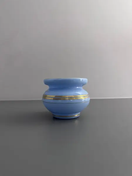 Foto de um(a) Vaso baixo em opalina azul com filetes de ouro, da categoria de Vasos. Um encontro de elegância, tradição e raridade — peça que reflete o esplendor da arte francesa em vidro opalino com pintura a... Mostrado de uma perspectiva diferente. Vendido no marketplace Trésors.