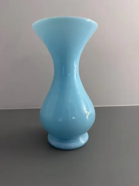 Foto de um(a) Vaso em opalina azul celeste, da categoria de Vasos. Símbolo de elegância e bom gosto, é perfeito para quem aprecia antiguidades autênticas e o toque refinado das peças... Mostrado de uma perspectiva diferente. Vendido no marketplace Trésors.