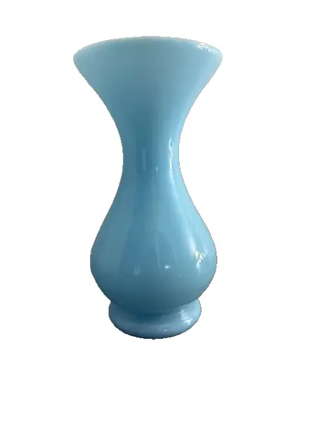 Foto de um(a) Vaso em opalina azul celeste, da categoria de Vasos. Símbolo de elegância e bom gosto, é perfeito para quem aprecia antiguidades autênticas e o toque refinado das peças... Vendido no marketplace Trésors.