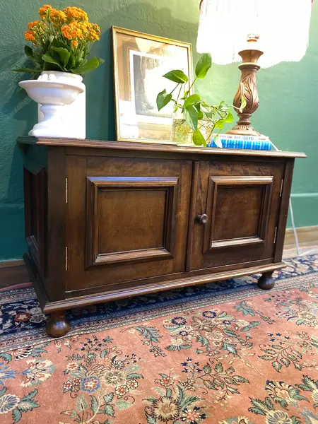 Foto de um(a) Aparador baixo em madeira maciça, da categoria de Aparadores e Buffet. Medidas: 53A x 92C X 45L cm Antiguidade: móvel executado em madeira nobre, possui 2 portas, 1 prateleira e pés de bolacha.... Mostrado de uma perspectiva diferente. Vendido no marketplace Trésors.