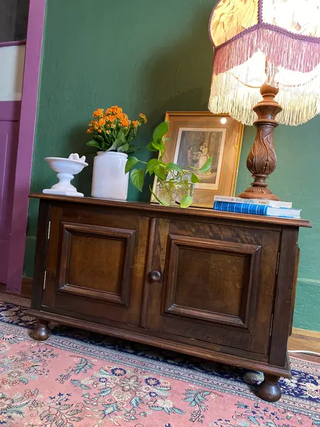 Foto de um(a) Aparador baixo em madeira maciça, da categoria de Aparadores e Buffet. Medidas: 53A x 92C X 45L cm Antiguidade: móvel executado em madeira nobre, possui 2 portas, 1 prateleira e pés de bolacha.... Mostrado de uma perspectiva diferente. Vendido no marketplace Trésors.