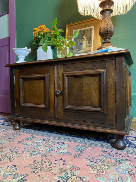 Foto de um(a) Aparador baixo em madeira maciça, da categoria de Aparadores e Buffet. Medidas: 53A x 92C X 45L cm Antiguidade: móvel executado em madeira nobre, possui 2 portas, 1 prateleira e pés de bolacha.... Mostrado de uma perspectiva diferente. Vendido no marketplace Trésors.