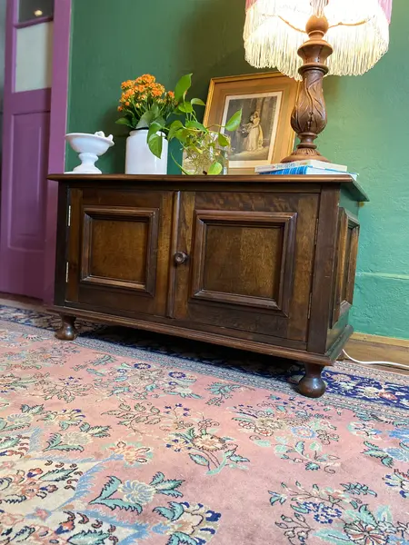 Foto de um(a) Aparador baixo em madeira maciça, da categoria de Aparadores e Buffet. Medidas: 53A x 92C X 45L cm Antiguidade: móvel executado em madeira nobre, possui 2 portas, 1 prateleira e pés de bolacha.... Mostrado de uma perspectiva diferente. Vendido no marketplace Trésors.