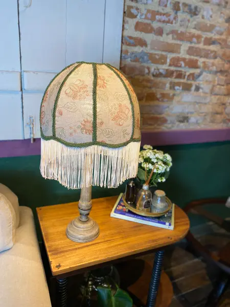 Foto de um(a) Abajur flores, da categoria de Abajures. Antigo abajur em madeira nobre, haste longa e torneada sobre base circular. Cúpula feita artesanalmente com tecidos... Mostrado de uma perspectiva diferente. Vendido no marketplace Trésors.