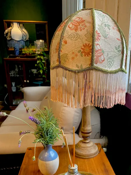 Foto de um(a) Abajur flores, da categoria de Abajures. Antigo abajur em madeira nobre, haste longa e torneada sobre base circular. Cúpula feita artesanalmente com tecidos... Mostrado de uma perspectiva diferente. Vendido no marketplace Trésors.