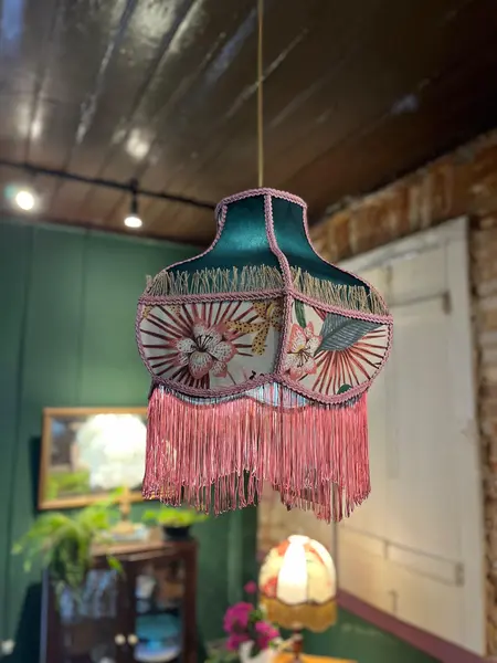 Foto de um(a) Pendente Trama, da categoria de Pendentes. Estrutura em aço inox, revestido com tecidos selecionados, textura durabilidade e beleza. Pendente feito artesanalmente com... Mostrado de uma perspectiva diferente. Vendido no marketplace Trésors.