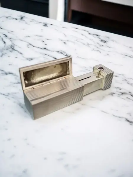 Foto de um(a) Antigo Porta Batom em Prata De Lei, da categoria de Produtos sem categoria. Porta-Batom em Prata 800 & Ametista: O Luxo nos Detalhes Porta-batom em prata italiana de teor 800. Este acessório é... Mostrado de uma perspectiva diferente. Vendido no marketplace Trésors.