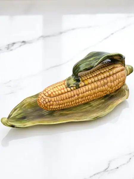 Foto de um(a) Sarreguemines Caixa Em Formato De Milho Em Faiança Francesa., da categoria de Cestos e Caixas. Caixa em majólica Sarreguemines no formato de milho A Sarreguemines, fundada na França em 1790, deixou uma marca... Mostrado de uma perspectiva diferente. Vendido no marketplace Trésors.