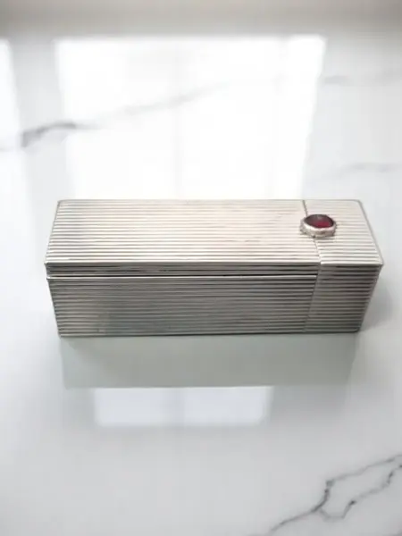 Foto de um(a) Antigo Porta Batom em Prata De Lei, da categoria de Produtos sem categoria. Porta-Batom em Prata 800 & Ametista: O Luxo nos Detalhes Porta-batom em prata italiana de teor 800. Este acessório é... Mostrado de uma perspectiva diferente. Vendido no marketplace Trésors.