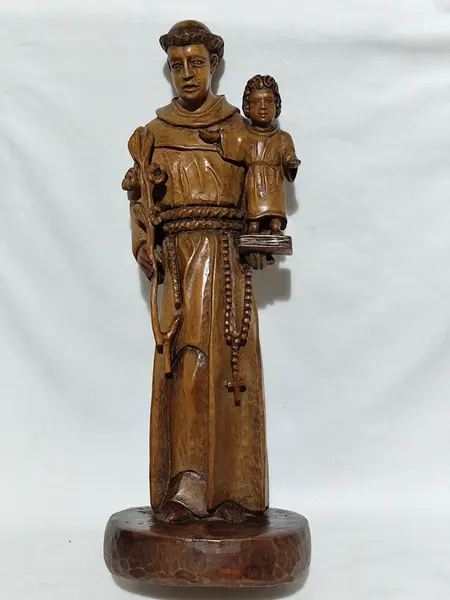 Foto de um(a) Escultura de Santo Antônio, esculpida em bloco único de madeira por MESTRE BIGODE (1932-2015), da categoria de Escultura. Escultura de Santo Antônio, esculpida em bloco único de madeira por MESTRE BIGODE (1932-2015), Assinada na base, Ubatuba -... Mostrado de uma perspectiva diferente. Vendido no marketplace Trésors.