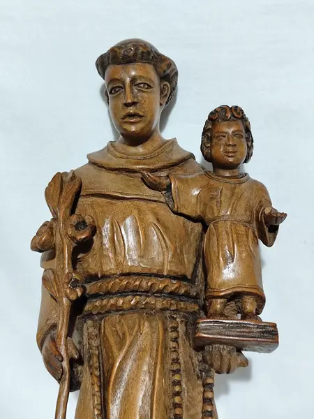 Foto de um(a) Escultura de Santo Antônio, esculpida em bloco único de madeira por MESTRE BIGODE (1932-2015), da categoria de Escultura. Escultura de Santo Antônio, esculpida em bloco único de madeira por MESTRE BIGODE (1932-2015), Assinada na base, Ubatuba -... Mostrado de uma perspectiva diferente. Vendido no marketplace Trésors.