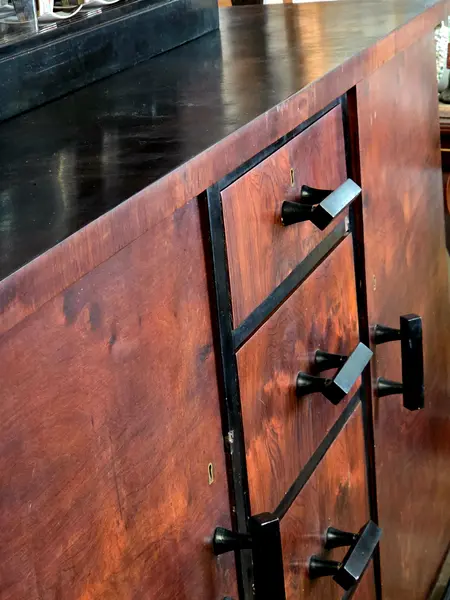 Foto de um(a) Cristaleira Art Déco Original – Raymundo Egg & Cia (Pré Móveis Cimo) – Década de 30/40, da categoria de Cristaleiras. Magnífica cristaleira Art Déco, fabricada em Rio Negrinho (SC) pela tradicional Raymundo Egg & Cia, período pré Móveis Cimo.... Mostrado de uma perspectiva diferente. Vendido no marketplace Trésors.