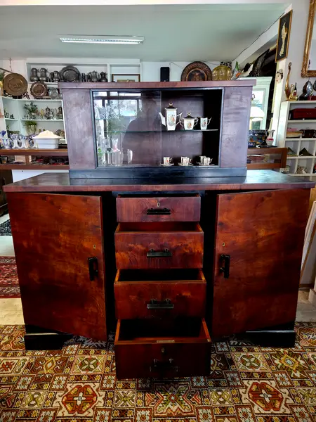 Foto de um(a) Cristaleira Art Déco Original – Raymundo Egg & Cia (Pré Móveis Cimo) – Década de 30/40, da categoria de Cristaleiras. Magnífica cristaleira Art Déco, fabricada em Rio Negrinho (SC) pela tradicional Raymundo Egg & Cia, período pré Móveis Cimo.... Mostrado de uma perspectiva diferente. Vendido no marketplace Trésors.