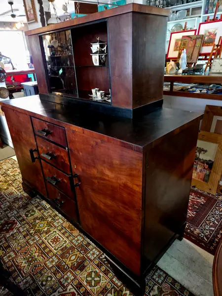 Foto de um(a) Cristaleira Art Déco Original – Raymundo Egg & Cia (Pré Móveis Cimo) – Década de 30/40, da categoria de Cristaleiras. Magnífica cristaleira Art Déco, fabricada em Rio Negrinho (SC) pela tradicional Raymundo Egg & Cia, período pré Móveis Cimo.... Mostrado de uma perspectiva diferente. Vendido no marketplace Trésors.