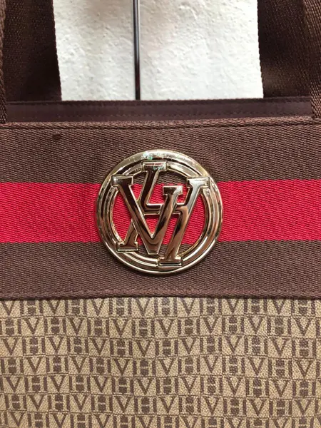 Foto de um(a) Bolsa VICTOR HUGO, ORIGINAL ( B08K 07), da categoria de Outros objetos decorativos. ACESSÓRIOS FEMININOS- Bolsa da renomada grife VICTOR HUGO, ORIGINAL ( B08K 07). Apresenta faixa em tecido na tonalidade... Mostrado de uma perspectiva diferente. Vendido no marketplace Trésors.